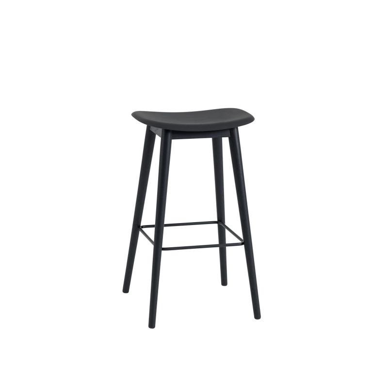 Schwarzer Fiber Bar Stool Barhocker von Muuto, 75 cm hoch, mit minimalistischem Design.